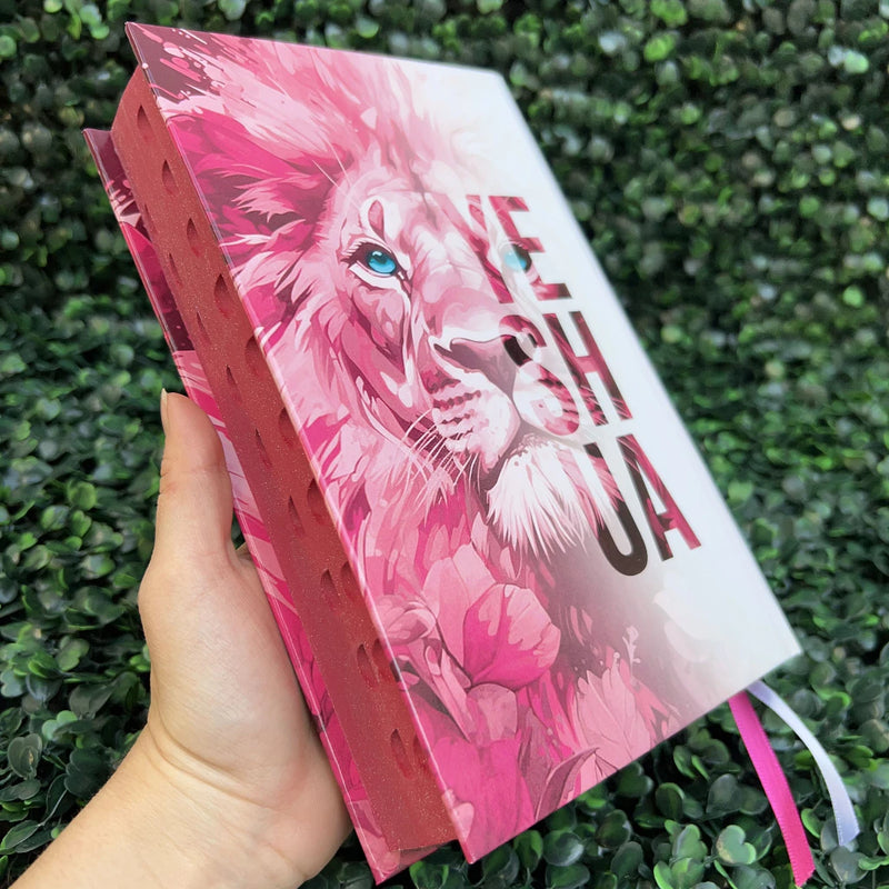 Bíblia Sagrada Feminina Leão Yeshua (Jesus)/ Capa Dura/ Com Harpa e Índice / LETRA MÉDIA Versão ARC