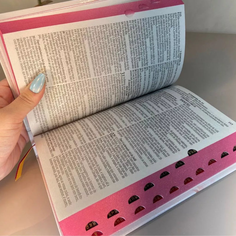 Kit 2 Bíblias Evangélicas Leão Filha do Rei/ Leão Yeshua Branca/ LETRAS MÉDIAS Com Harpa e Índice